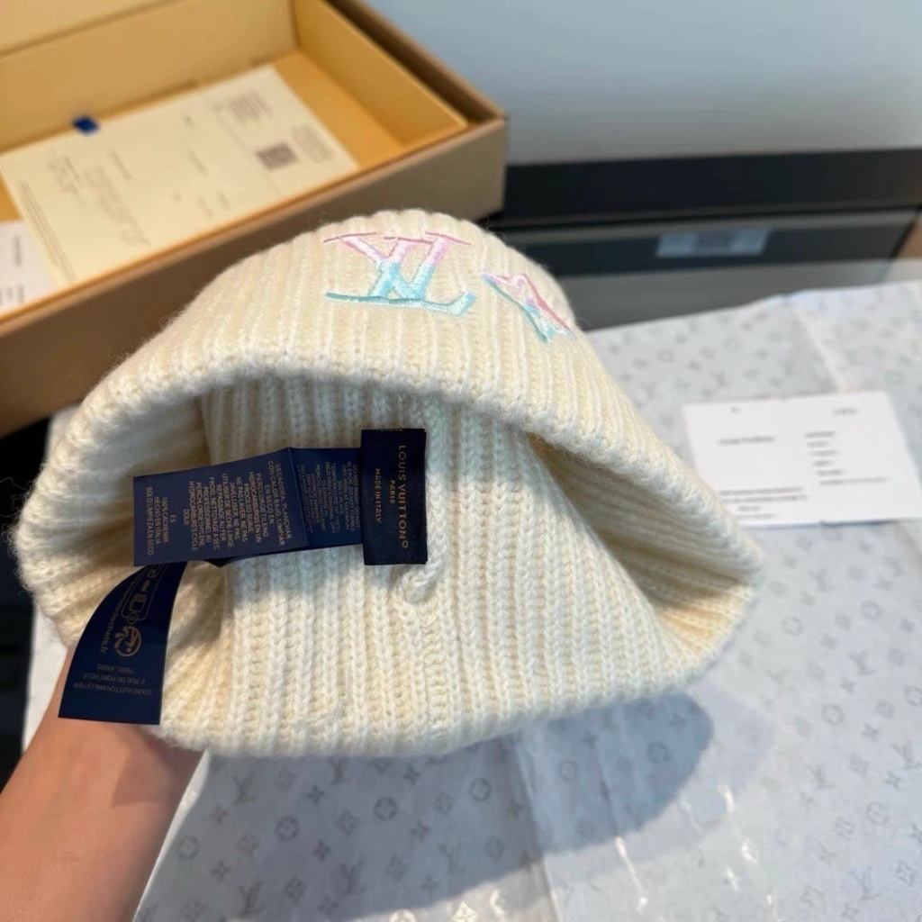 Cream White Gradient Embroidery Knit Beanie & Scarf Set